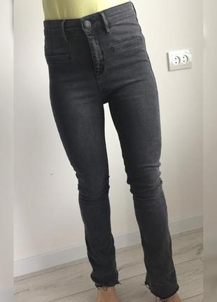 Джинси, трендовые джинсы, серые джинсы, расклешенные джинсы, стильные джинсы.