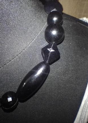 Короткое ожерелье с ограненными крупными бусами3 фото