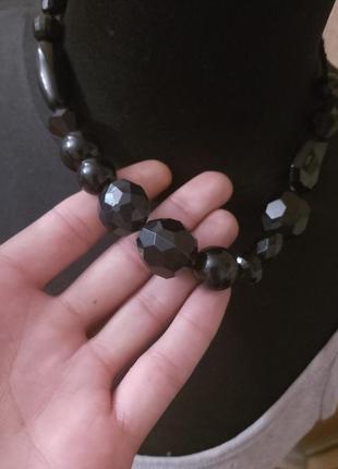 Короткое ожерелье с ограненными крупными бусами2 фото