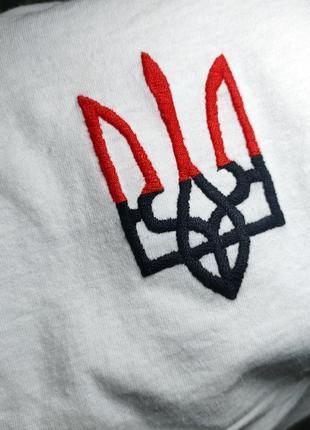 Патріотична футболка біла базова з вишивкою червоно-чорного гербу (тризуб)2 фото