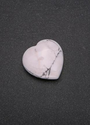 Сувенирный камень кахолонг в форме сердца 30х30х10(+-)мм