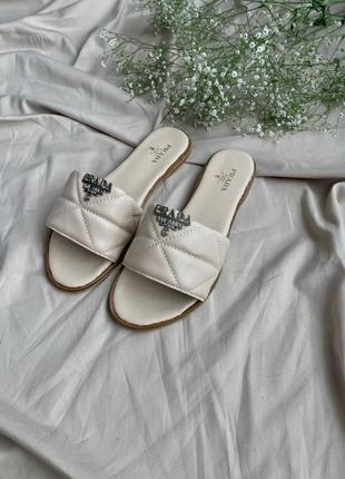 Шльопанці в стилі prada