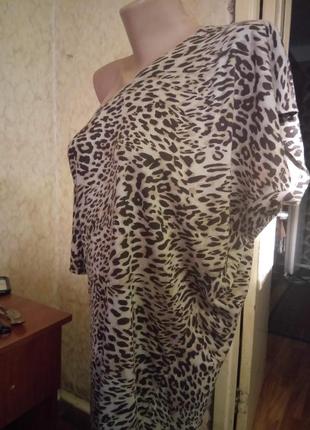 💞👗летнее леопардовое платье-футболка  с открытым плечом 8/10.распродажа.4 фото