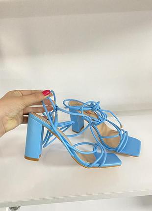 Босоножки голубі на завязках на високому каблуку