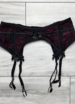 Пояс с кружевом и подтяжками для чулок