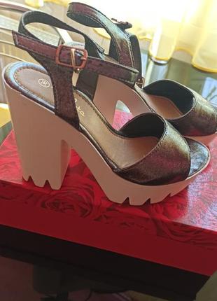 Босоножки женские