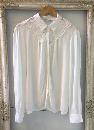 Біла сорочка сорочка з вишивкою