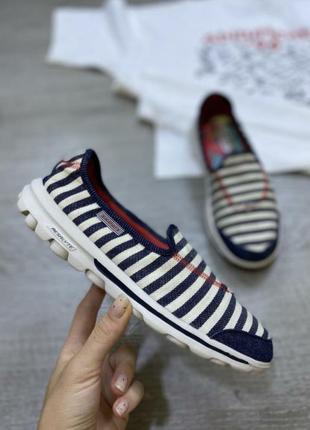 Класні легкі балетки мокасини в смужку skechers