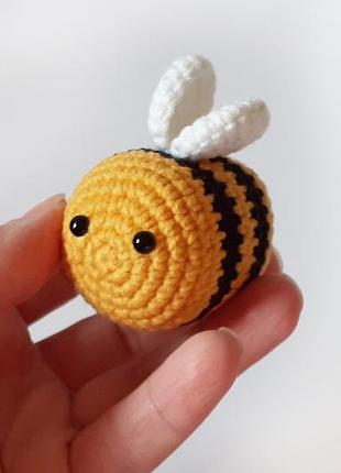 Брелок бджілка, в'язана бджілка