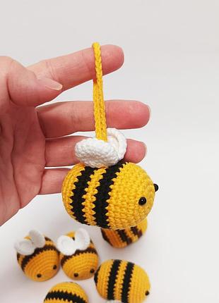 Брелок бджілка, в'язана бджілка