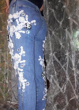 Джинсы расшитые бисером и декорированы кружевом с элементами вышивки в стиле рококо.5 фото