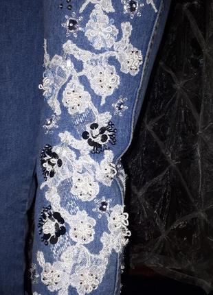 Джинсы расшитые бисером и декорированы кружевом с элементами вышивки в стиле рококо.2 фото