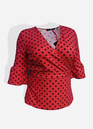Яркая блузка в горошек