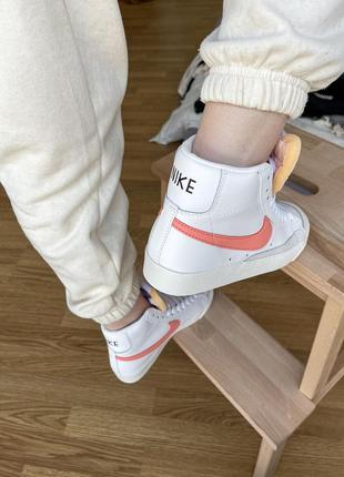 Nike blazer 77 vintage orange трендові високі кросівки найк блейзер білі помаранчеві коралові високі брендові кросівки білі помаранчеві коралові7 фото