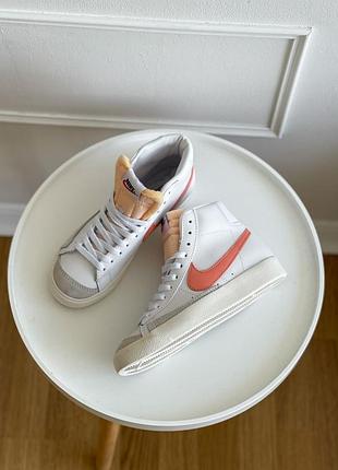 Nike blazer 77 vintage orange трендові високі кросівки найк блейзер білі помаранчеві коралові высокие брендовые кроссовки белые оранжевые коралловые