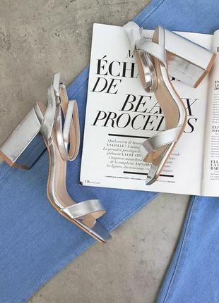 Неймовірні , сріблясті босоніжки з квадратним носочком   від boohoo