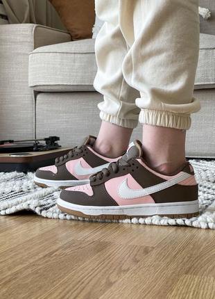 Nike sb dunk low brown pink white новинка жіночі кросівки найк рожеві коричневі круті брендові кросівки рожеві коричневі демисезон