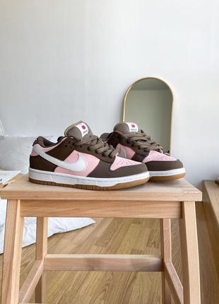 Nike sb dunk low brown pink white новинка жіночі кросівки найк рожеві коричневі крутые брендовые кроссовки розовые коричневые демисезон