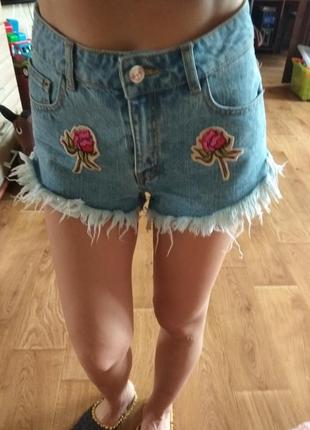 Короткие джинсовые шорты с бахромой на талии с-ка