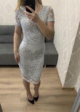 Ніжно блакитна кружевна сукня міді