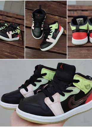 Air jordan 1 mid hotsell glow in the dark