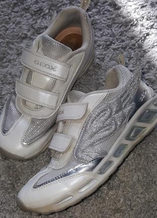 Оригинал.бомбезные,неповторимые,стильные,брендовые кроссовки с мерцающей подошвой geox
