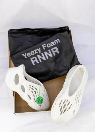 Тапки тапочки yeezy foam rnnr sand шльопанці