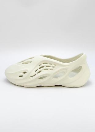 Тапки тапочки yeezy foam rnnr sand шлепки — цена 1882 грн в каталоге ...