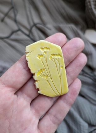 Брошь значок керамика винтажный стиль отпечаток растений глина бохо этно желтая4 фото