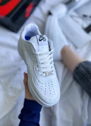 Nike air force af 1 white жіночі білі класичні кросівки найк форс демісезон білі жіночі класичні кросівки з перфорацією на весну літо