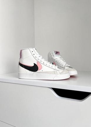 Nike blazer mid 77 white arctic punch новинка високі кросівки найк блейзер білі рожеві высокие брендовые белые розовые кроссовки