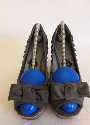 Оригинальные туфли, босоножки на танкетке фирмы naomi p. 37 стелька 24 см