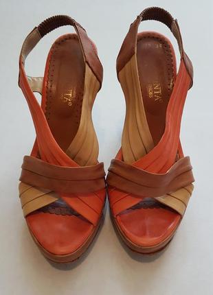 Красивые кожаные босоножки la pinta на танкетке