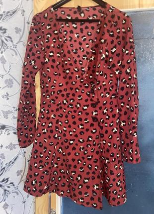 Леопардовое легкое летнее мини бордовое красное платье на запах с длинным рукавом с вырезом