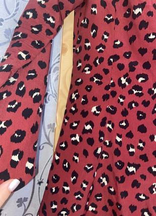 Леопардовое легкое летнее мини бордовое красное платье на запах с длинным рукавом с вырезом4 фото