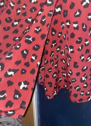 Леопардовое легкое летнее мини бордовое красное платье на запах с длинным рукавом с вырезом5 фото