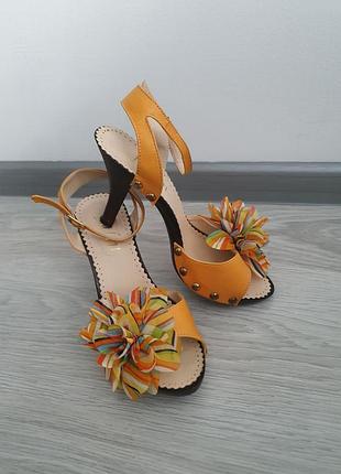 Босоножки оранжевые с бантом