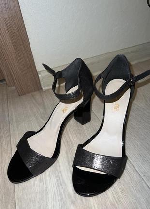 Босоножки на каблуке