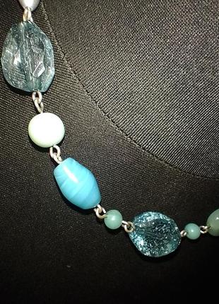 Блестящее ожерелье с бусами из фольгированного стекла пластика и натурального камня4 фото