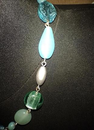 Блестящее ожерелье с бусами из фольгированного стекла пластика и натурального камня5 фото