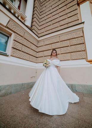 Атласна весільна сукня 👰🏻♀️1 фото