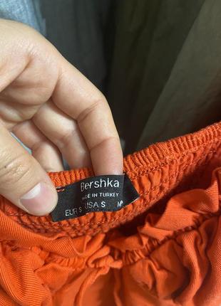 Платье bershka  короткое плечо красное с воланами7 фото