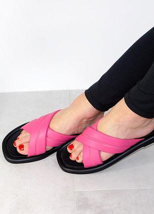 Модні шкіряні шльопки жіночі палітурка м'які комфортні кольору фуксія
