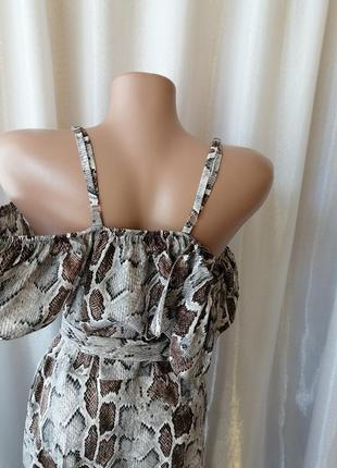 Гарна сукня на запах з відкритими плечима і крильцями воланами зміїний хижий принт сукня з подовжено9 фото