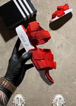 Яскраві круті червоні жіночі сандалі adidas
