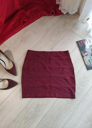 Спідниця вишневого кольору