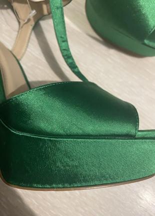 Сатиновые атласные босоножки на каблуке зелёные изумрудный3 фото