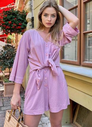 Легкий літній костюм з шортами і сорочкою з короткими рукавами