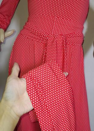 Длинное красное в белый горошек платье в пол с длинным рукавом6 фото