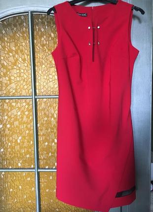 Эффектное красное платье с капелькой вырезом на груди1 фото